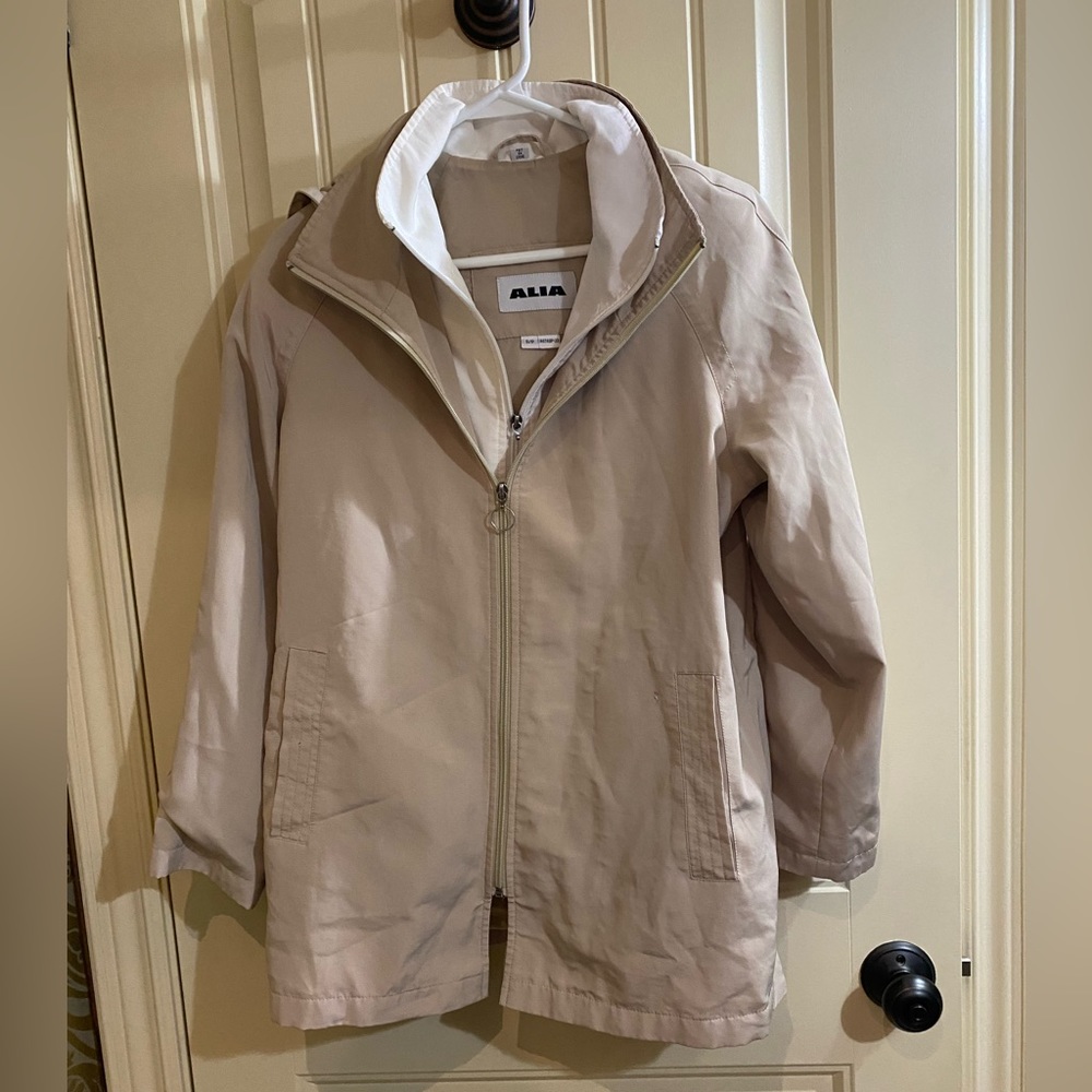 Alia. Woman’s spring coat